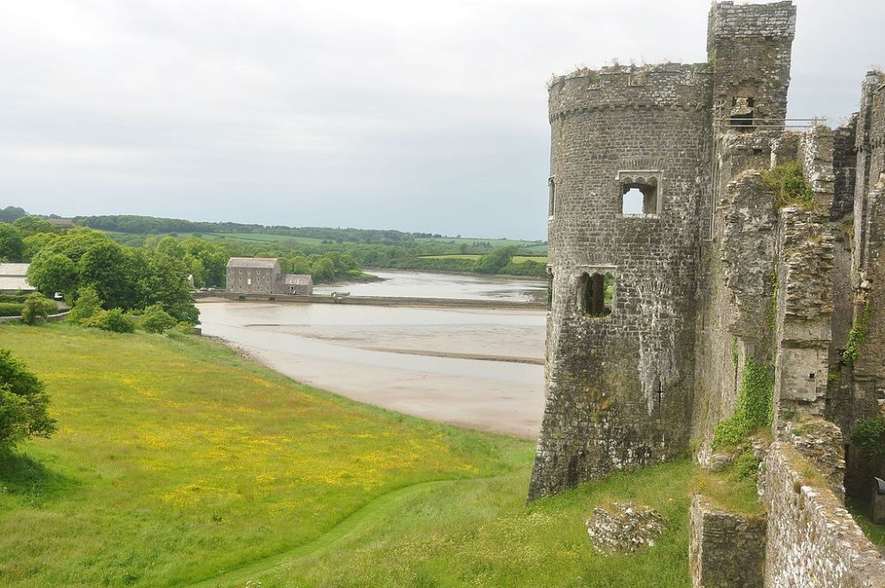 1024px-Carew_Castle_(6811)